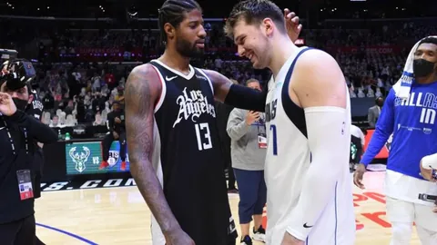 “记者质疑索博调侃萨拉赫，萨拉赫轻描淡写回应：‘小孩子，别乱说’”